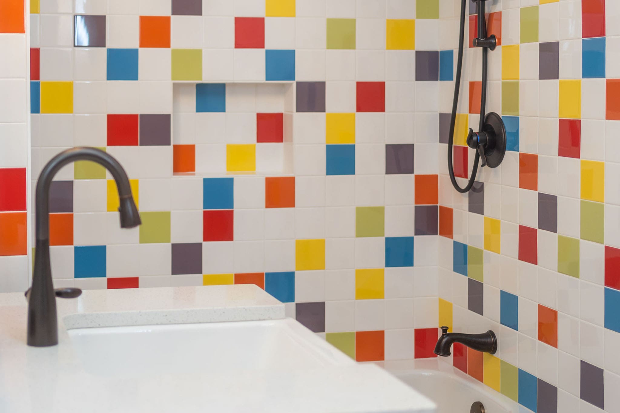 T01432 Albemarle County Retreat Colorful Tile Bathroom